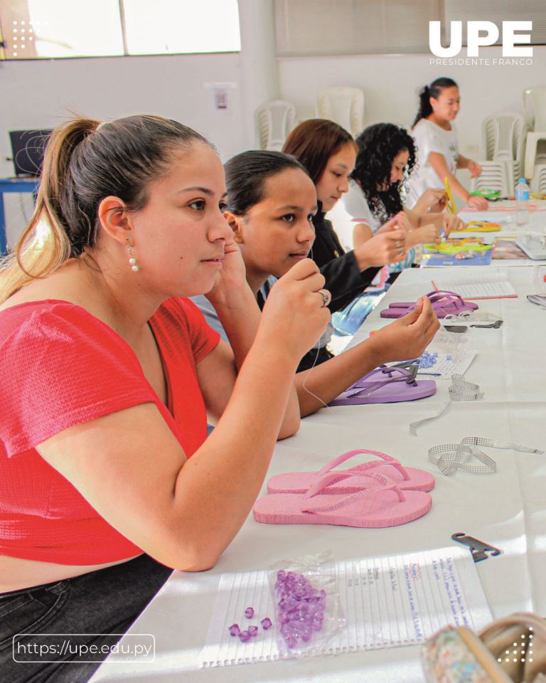 Bordado de Zapatillas: Curso Taller en la UPE 